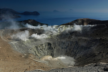 Vulcano, Hauptkrater, Blick nach Lipari, Liparische Inseln, Sizilien, Italien,   english  Vulcano, Eolic Islands, Sicily, Italy © Peter Engelke