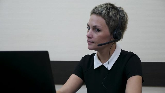 A Smiling blonde woman talking per skype