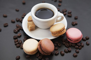 café noir et macarons