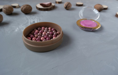  Pink blush and round eyeshadow