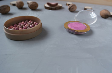  Pink blush and round eyeshadow