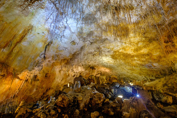 La grotte de Thouzon, France, Provence. Stalactites, stalagmites, draperies, flaques d'eau.	