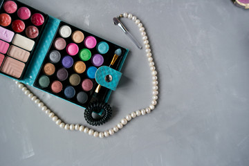  Palette of multi-colored eye shadow with a pearl thread of white color