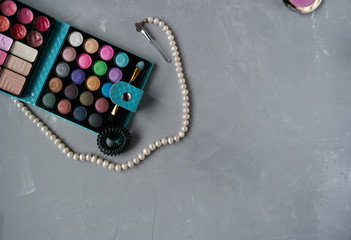  Palette of multi-colored eye shadow with a pearl thread of white color