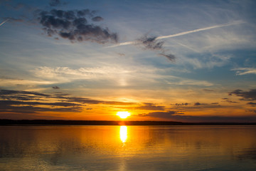 Naklejka premium Golden sunset on the lake
