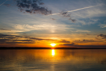 Naklejka premium Golden sunset on the lake