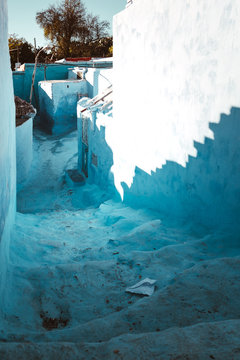 Gasse in Chefchaouen der blauen Stadt mit Treppen 