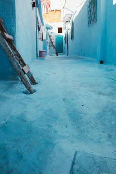 Gasse in Chefchaouen der blauen stadt mit einer Leiter die an einer Hauswand steht