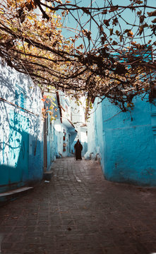Gasse in Chefchaouen - Marokko der blauen stadt und einem Mann in der ferne