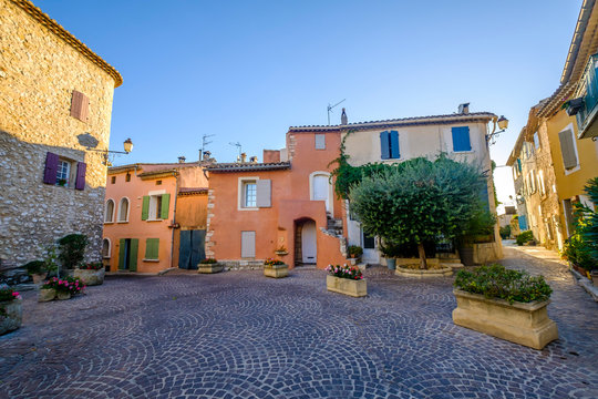 Fa&ccedil;ades des maisons color&eacute;s, fen&ecirc;tres avec des volets en bois, village Ventabren. Provence, France.