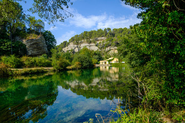 Fototapeta na wymiar Village de Fontaine-de-Vaucluse, Provence, France. La rivière Sorgue en été. Paysage coloré en vert. 