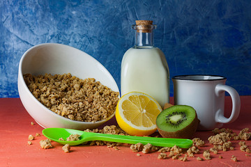 BODEGON CON DESAYUNO COMPLETO CON CEREALES, LIMON, KIWI, BOTELLA DE LECHE Y TAZA BLANCA