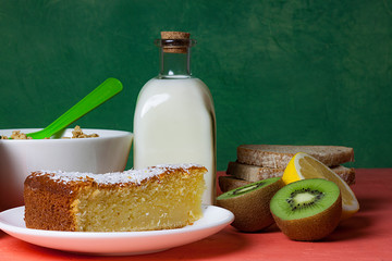 DESAYUNO NATURAL CON BIZCOCHO DE YOGUR CON COCO, KIWI, LIMON, PAN RÚSTICO ,CEREALES Y BOTELLA DE LECHE