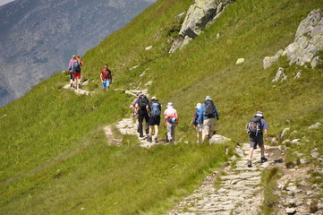 Fototapeta na wymiar Tatrzański Park Narodowy, Lato w Tatrach, Turysci na szlaku w Tatrach