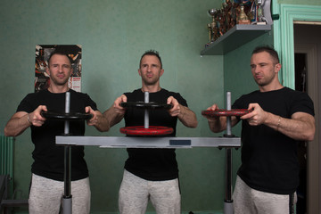 les triplets font de la musculation