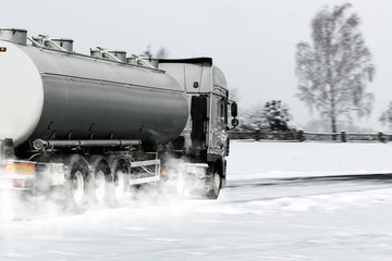 Lkw auf verschneiter Stra&szlig;e im Winter