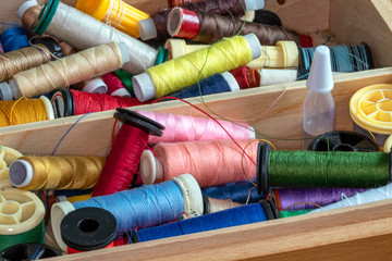Bobines de fil en vrac © guitou60