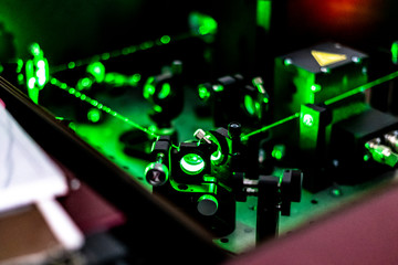laser reflect on optic table un quantum laboratory b - obrazy, fototapety, plakaty