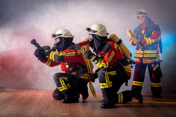 Feuerwehr Angriffsübung mit Atemschutz und Atemschutz Überwachung