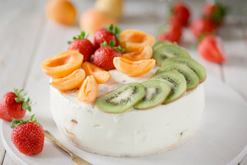 Strawberry and fruit cream cheesecake.