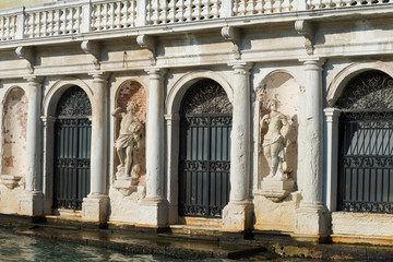 Obraz premium Flooded entrance to the old building close-up. Venice, Italy