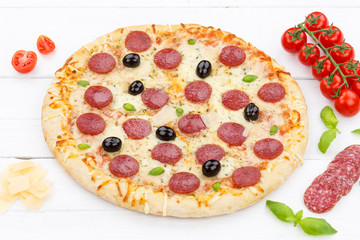 Salami Pizza backen auf Holzbrett