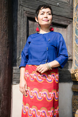Femme Thaïe habit traditionnel wat Phantao
