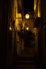 piękna uliczka w Lizbonie nocą, Portugalia