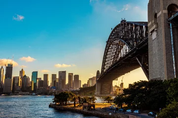 Foto auf Glas Ein schöner Blick auf die Hafenbrücke in Sydney mit der Skyline und einem klaren blauen Himmel © Jimmy R