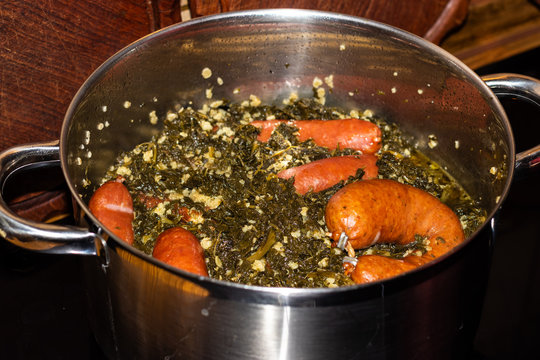 Gr&uuml;nkohlessen mit Wurst