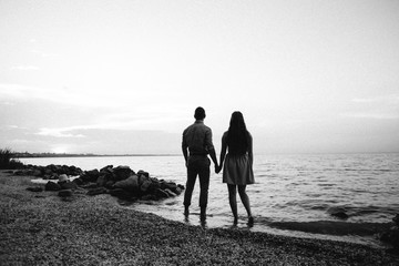 мужчина и женщина на прогулке. здание. закат. свадебный декор. кот сидящий на столе. 