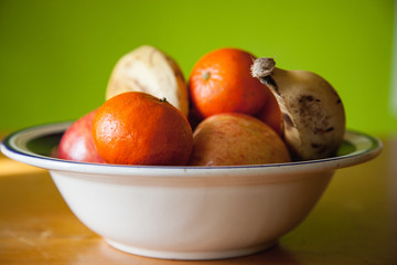 Plato con frutas variadas