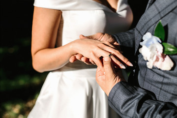 мужчина и женщина на прогулке. здание. закат. свадебный декор. кот сидящий на столе. 