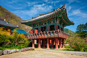 Fototapeta premium Sinheungsa temple in Seoraksan National Park, Seoraksan, South Korea