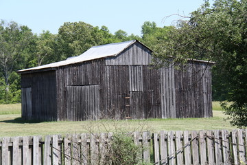 Fototapeta na wymiar old barn with fence
