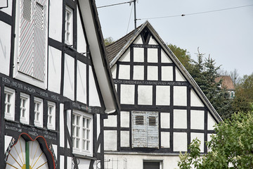 Obraz premium Traditional German Fachwerkhaus in the Sauerland region where wooden beams are combined with stones