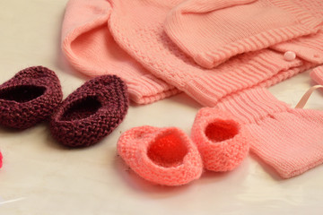 Fototapeta na wymiar baby booties on pink blanket