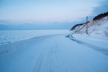 冬の流氷に覆われたオホーツク海沿いの道（北海道・斜里町）