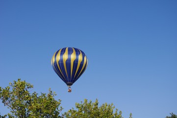 La montgolfière bleue et jaune