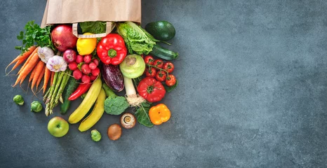 Zelfklevend Fotobehang Boodschappentas vol verse groenten en fruit © Alexander Raths