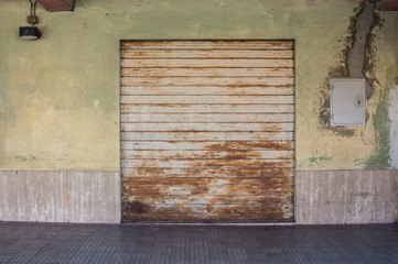 Closed shop, failed work activity, rusty shutter