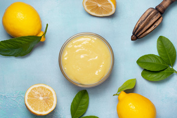lemon kurd in glass bowl