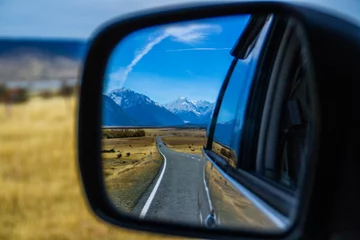 Photo sur Plexiglas Aoraki/Mount Cook Roadtrip/car traveling concept. View of back car mirror with mountain and road scenery. Aoraki/Mount Cook National Park, South Island of New Zealand.