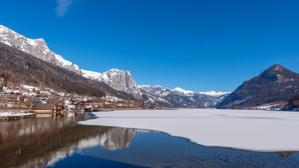 Fototapeta na wymiar Panorama am Grundlsee mit Bergen im Hintergrund, Österreich