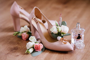 Obraz na płótnie Canvas Brides accessories pretarations for wedding day, shoes and buttohole