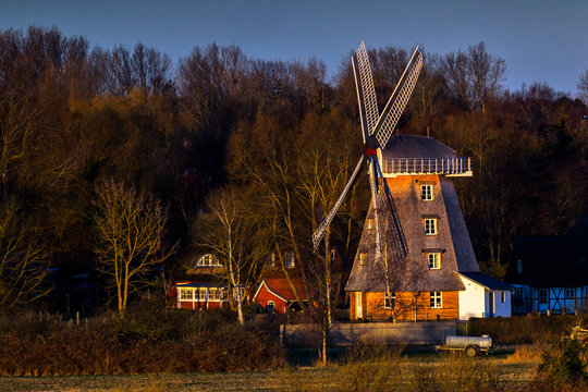 AHRENSHOOP, Mecklenburg-Vorpommern, Deutschland, 31.03.2016, neu errichtete Windmuehle  < english AHRENSHOOP, Mecklenburg-Western Pomerania, Germany, March 31, 2016, new windmill