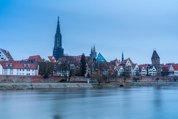 Fototapeta na wymiar Germany, Famous minster of city ulm behind houses and water