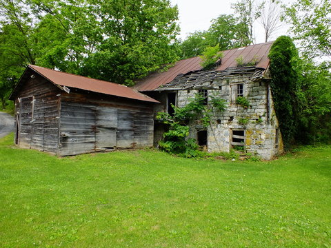A color image of a abandoned barn near Belleville, Pennsylvania.