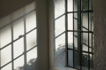 Sprossenfenster mit Licht und Schatten - shadow of window