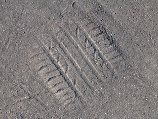 trace de pneu de camion incrustée dans le béton